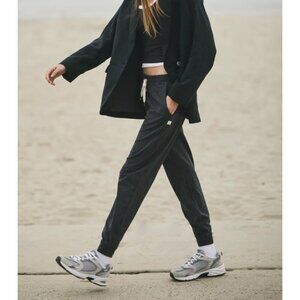 Vuori Performance Jogger in Charcoal Heather Size Small